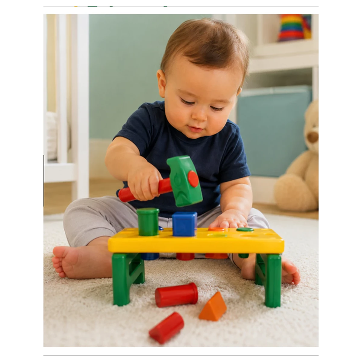 Exemplo de criança brincando com bancadinha martelo e pinos educativos