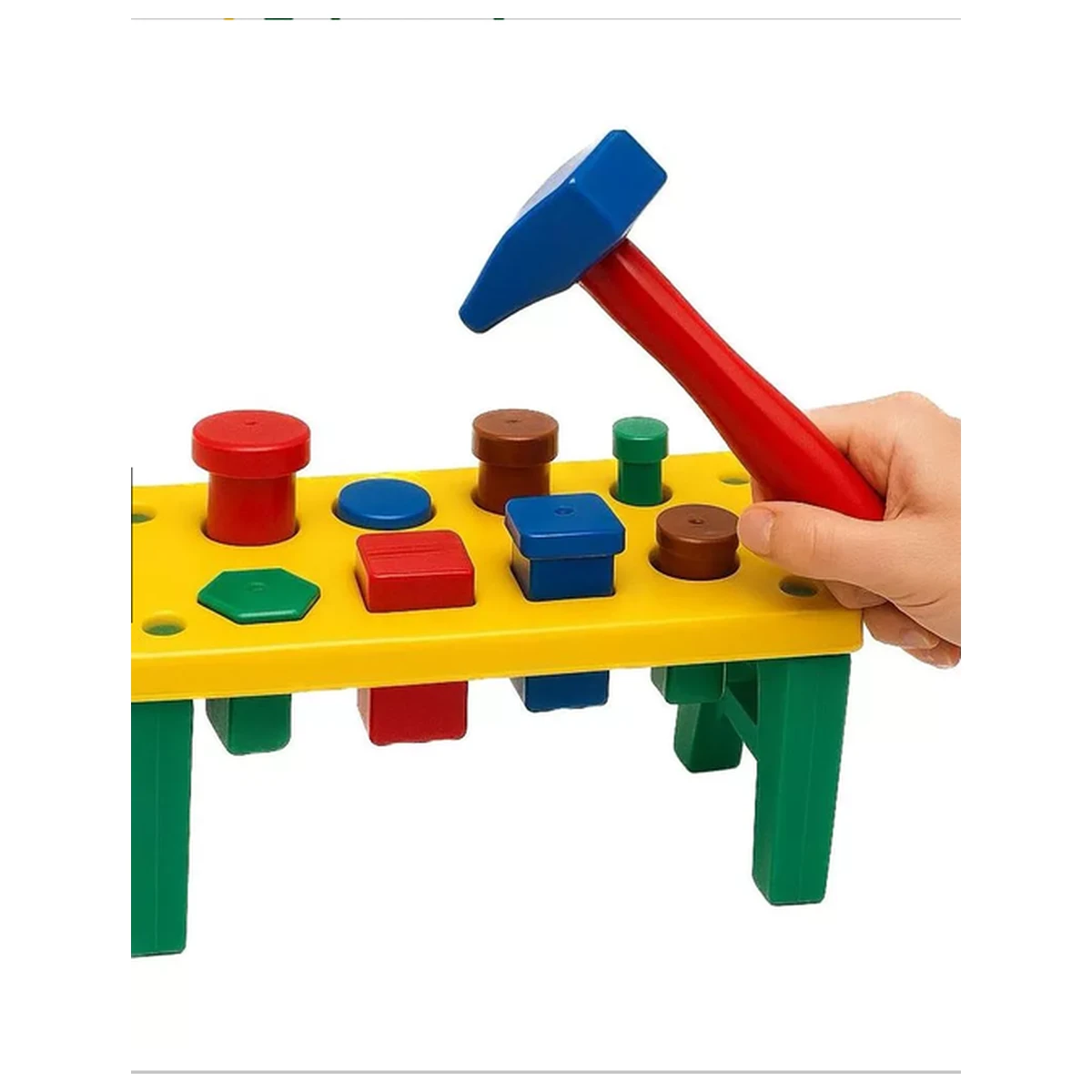Bancadinha educativa amarela com martelo e pinos geométricos coloridos